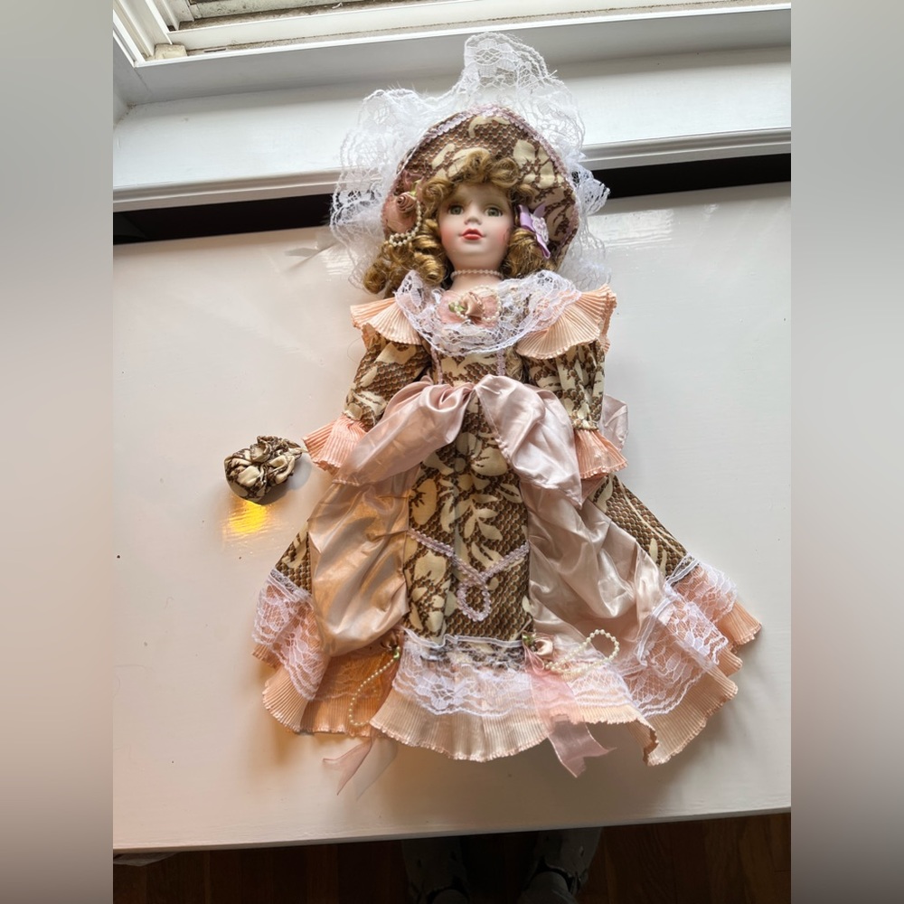 Vintage Porcelain Doll and stand - Picture 4 of 6